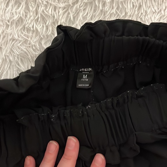 Black shorts, elastic waist and bow tie front. Loose fit! - Picture 4 of 5